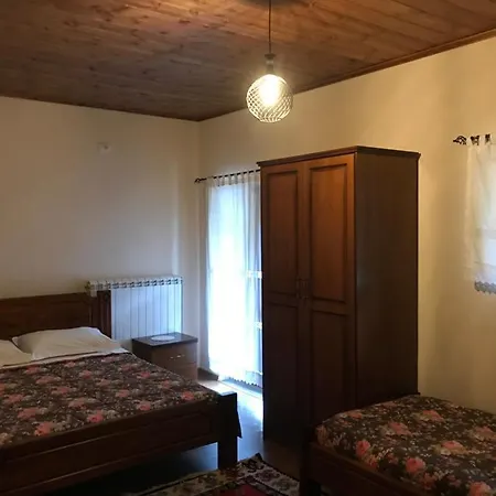 Hostel Bujtina Hader Xhebro *