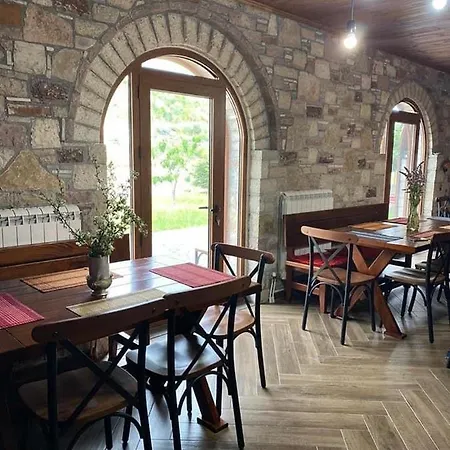 Hostel Bujtina Hader Xhebro *